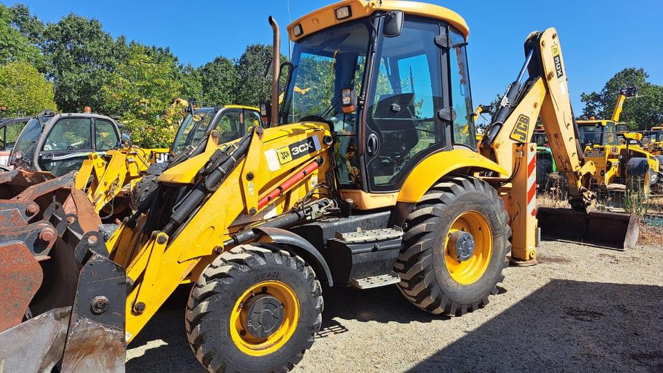 JCB 3CX retro mixta (3 cucharas, clima) — foto 1 de 2